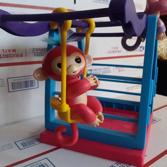 2 fingerlings with playset - Picture 2 of 8